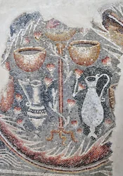 Detalj från ett mosaikgolv som visar koppar, vinkannor och karaffer från den samaritanska synagogan i El-Khirbe, Västbanken, 300-talet e.Kr. (mosaik)