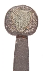Detalj, senmedeltida bredsvärd med tidigare vikingablad och vapenlager av familjen De Bohun