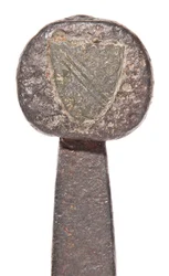 Detalj, senmedeltida bredsvärd med tidigare vikingablad och vapenlager av familjen De Bohun