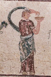 Detalj av Dionysos triumf - Gudens återkomst från en militärexpedition till Indien - En Baccante som håller i en drickskål - Paphos mosaiker, House of Dionysos, slutet av 2:a århundradet e.Kr. - Cypern - Dionysos triumf - Lång mosaik som återspeglar tri