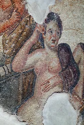 Detalj av panelen som visar Leda, drottning av Sparta, i sällskap med de lakedaemoniska flickorna, på väg att ta ett bad i Eurotas-floden - Hon blir kontaktad av Zeus förklädd till svan - Paphos Mosaics, House of Aion, 300-talet e Kr - Cypern - D