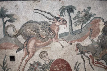 Detalj av den stora jaktmosaiken. En leopard attackerar en gasell. 3:e - 4:e århundradet. Romersk villa i Casale, Sicilien. UNESCO plats.