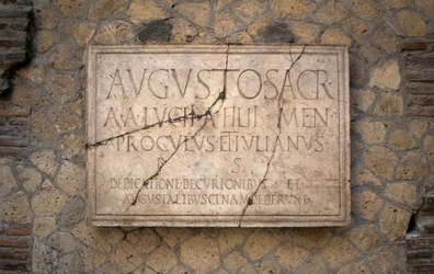 Epigraf på marmor, Augustales college, arkeologiska platsen Herculaneum (Unescos världsarvslista