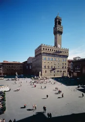 Exteriör av Palazzo Vecchio designad av Arnolfo di Cambio