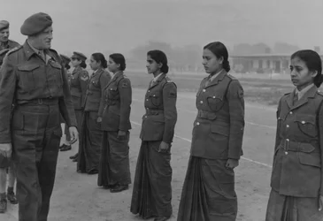 Fältmarskalk Sir Claude Auchinleck inspekterar medlemmar av kvinnliga hjälpkåren, Indien