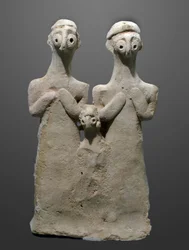 Figur av en familjegrupp, 2000-1500 f.Kr