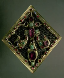 Fleur-de-lys spänne sägs traditionellt ha tillhört kung Ludvig IX av Frankrike (St. Louis) (1215-70) c.1365-67 (guld och dyrbara juveler)