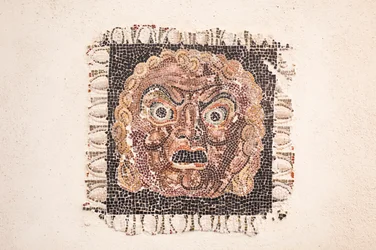 Golvmosaik från 1:a århundradet f.Kr. föreställande en Dionysosmask, från en romersk villa nära Via Ruffinella i Rom, Roms nationalmuseum (Museo Nazionale Romano), Rom, Italien