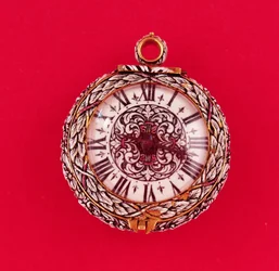 Franskt fickur med guldboett emaljerad i relief med vita blommor och bladverk med svarta markeringar, av Goullons, ca 1650 (se även 66858)