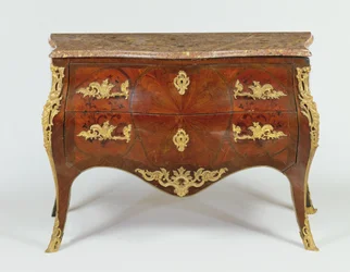 Fransk serpentinkommod med fästen i förgylld brons och marmorskiva, ca 1740