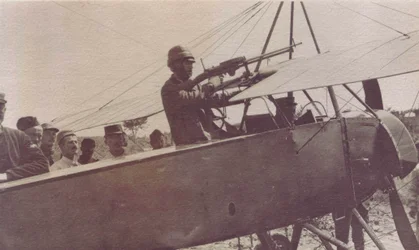 Franska soldater runt maskingeväret på ett flygplan - 1915