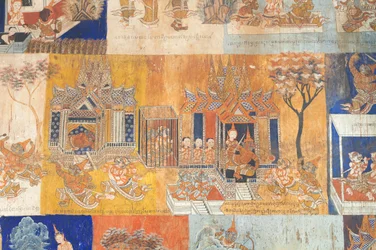 Fresker som pryder väggarna i Wat Bo som visar scener från Reamker, Siem Reap, Kambodja (foto)