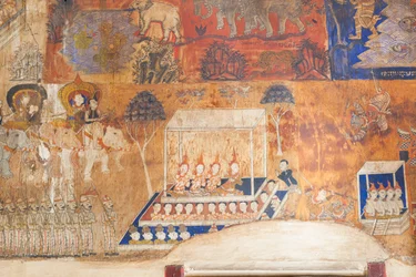 Fresker som pryder väggarna i Wat Bo som visar scener från Reamker, Siem Reap, Kambodja (foto)