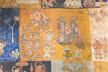 Fresker som pryder väggarna i Wat Bo som visar scener från Reamker, Siem Reap, Kambodja (foto)
