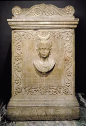 Begravningsstele av en tioårig flicka som heter Julia Victorina, romersk (marmor)