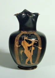 GR.126-1864 Oinochoe, dekorerad med Satyr som spelar dubbla flöjter, vindsröd figur, Aten, grekiska, 520 f.Kr. (lera)