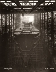 Portalkran i drift ovanför lastfartyget "Northbank" på varvet William Doxford & Sons, Sunderland