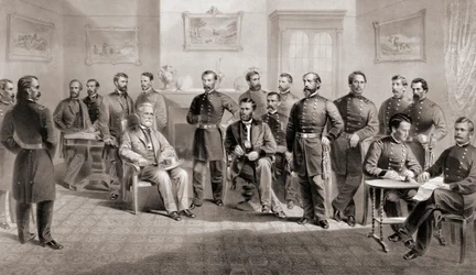 General Ulysses S. Grant (sittande mitten till höger) och general Robert E. Lee (sittande mitten till vänster) med sin respektive personal vid Appomattox Courthouse, Virginia där general Lee överlämnade Army of North Virginia och därmed avslutade det ameri