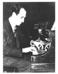 George Gershwin (1898-1937) amerikansk kompositör, vid pianot, ca 1935 (s/v foto)