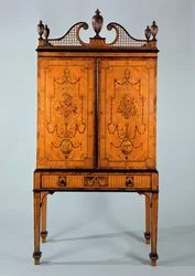 George III Craven skåp, satinträ och intarsia, på stativ