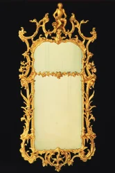 George III pirspegel i förgyllt trä, med två plattor, utarbetad krön, centrerad av figuren av en apa på en stenställning, ca 1765