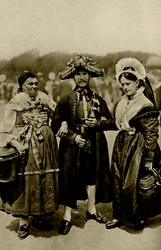 Tyskland. Människor i det bayerska höglandet i kostsamma medeltida dräkter. 1920