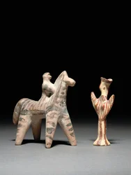 Grekisk häst och ryttare, ca 600-talet f.Kr., och mykensk Psi-figur, ca 1200-talet f.Kr.