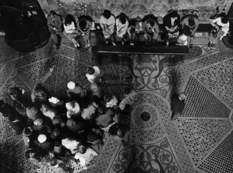 Grupp av anhängare i en kyrka