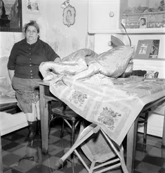 HÖGVÄN I VENEDIG (acqua alta eller översvämningar): en invånare i hennes hus. 1962 Venedig