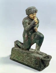Hammurabi, kung av Babylon, ber framför ett heligt träd, ca 1750 f.Kr. (brons och guld)