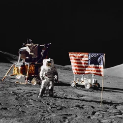 Harrison H Schmitt på månens yta under Apollo 17-landningsuppdraget