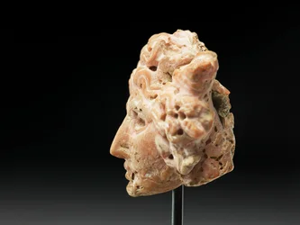 Huvud av Medusa, från Bactria eller Gandhara, 2:a-1:a århundradet f.Kr. (rosa korall)