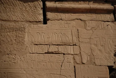 Hieroglyfer på sten, Karnak, Luxor, Egypten (foto)