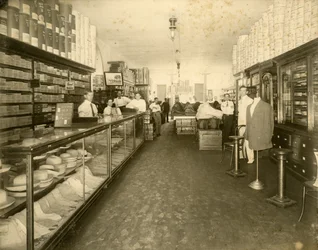 Interiör av John Sewell & Co. skobutik på 304-6 12th Avenue (Flagler Street), ca 1910