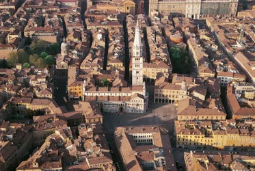 Italien, Emilia Romagna, Modena, flygfoto över staden med katedralen