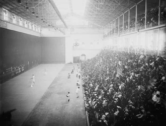 Jai alai är - sport som involverar - boll studsade av - väggar utrymme genom att accelerera den till höga hastigheter med - handhållen enhet (cesta) (s/v foto)