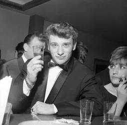 Johnny Hallyday dricker en cocktail i baren, Cortina d