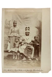 Kung hertig i kungliga dräkter med familj, Gamla Calabar, Nigeria, ca 1890 (albumintryck)
