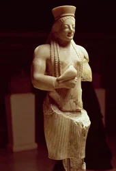 Kore-figur av en ung kvinnlig atenare som håller ett fågeloffer, grekisk, ca 540-530 f.Kr. (marmor och polykromt pigment)