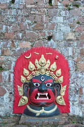 Stor ljust målad tibetansk mask av brons; Demon; Messner Mountain Museum Firmian från Reinhold Messner; Slottet Sigmundskrons slott; nära Bolzano; Alto Adige; Trentino-Alto Adige; Italien; Europa
