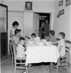 Stor familj återförenades vid bordet i matsalen i lanthuset. 1960-talet
