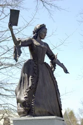 Litteratur: Staty av Mercy Otis Warren (1728-1814), amerikansk författare i Barnstable, Massachusetts