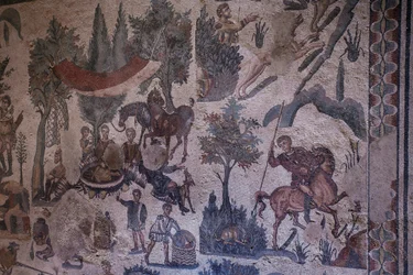 Liten jakthall. Allmän bild av mosaiken. 3:e - 4:e århundradet. Romersk villa i Casale, Sicilien. UNESCO plats.