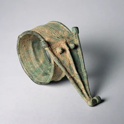Lorhon-armband med krokodilhuvud, från Burkina Faso eller Elfenbenskusten, troligen 1700-talet (kopparlegeringar)