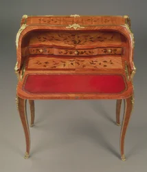 Louis XV bureau de dame, med blommor intarsia och ormolu-fästen, av Bernard II van Risenburgh (fl.1730-65/6), ca 1750
