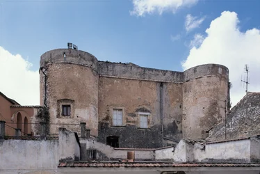 Ett slott sett ur låg vinkel, San Nicandro Garganico, Garganos nationalpark, Apulien, Italien
