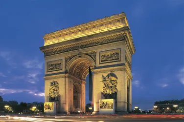 Låg vinkelvy av en båge, Arc De Triomphe, Paris, Frankrike