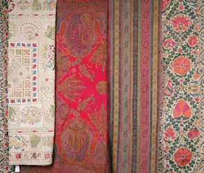 LtoR: Mihrab Susani, Uzbekistan, sent 1800-tal (silke); Sjal, Kashmir, tillverkad av Momtaz