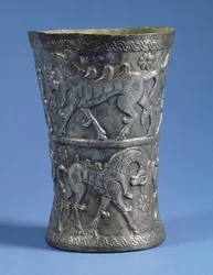 Marlik-bägare av cylindrisk form med midja med två dekorativa band föreställande paradhästar, ca 1100 f.Kr. (silver)
