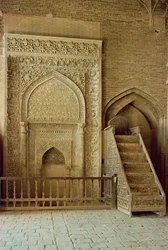 Mihrab (bönisch) och minbar (predikstol) i Sultan Uljaytu-rummet, troligen 1200- och 1300-talet (foto)